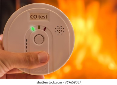 Carbon monoxide alarm in the air for rooms heated by stoves and fireplaces