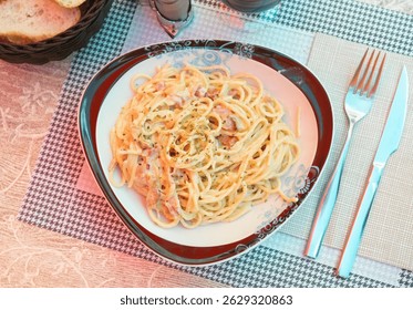 Pasta carbonara, espaguetis con panceta, queso parmesano duro y salsa crema. Cocina tradicional italiana