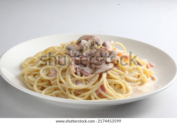 carbonara spaghetti\
spaghetti\
carbonara\
cream spaghetti\
spaghetti\
sauce\
food