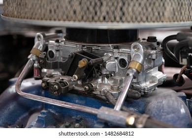 Carburetor and air filter in classing v8 engine