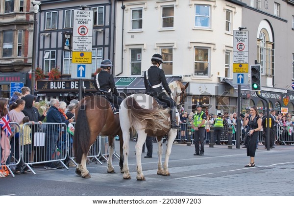 Cardiff
Castle vicinity, Wales, United Kingdom, September 16th 2022 - South
Wales Mounted Police Officers security preparation for King Charles
III in Cardiff for first Wales visit as
monarch.
