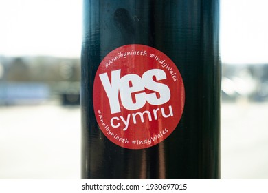 Cardiff, Wales, UK - 02.22.2021: A Sticker Has Been Put On A Street Light Post, To Promote The Yes Cyrmru Moment. A Moment For Welsh Independence.