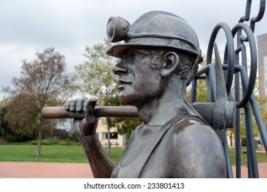 CARDIFF, WALES/UK - NOVEMBER 16 : Pit To Port Coal Miner Sculpture In Cardiff Bay Wales On November 16, 2014