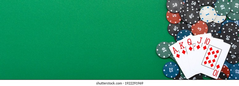 Karten und Pokerchips auf grünem Hintergrund.