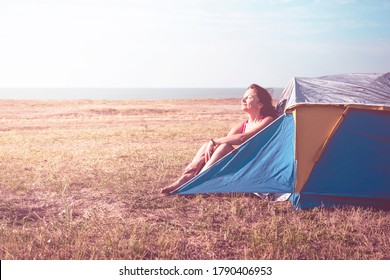 A Carefree And Happy Woman With A Great Mood Meets The First Rays Of The Morning Sun. Travel