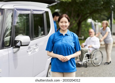 A caregiver who picks up and picks up the elderly in a long-term care taxi - Powered by Shutterstock