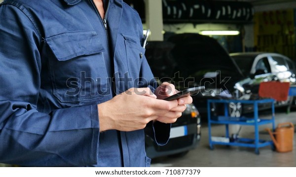 In a caretaker a mechanic uses the phone
to respond to customer messages and calls as a car customer.
Concept of: warranty, security, insurance and assistance, reviews,
technology and customer
care.