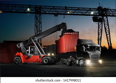 Frachtstapler-Ladekasten für Containerladungen exportieren industriell. Industrielle Containerfrachtschiffe, Gabelstapler-Containerladeschiffe für die Logistik-Import-Export- und Transportindustrie 