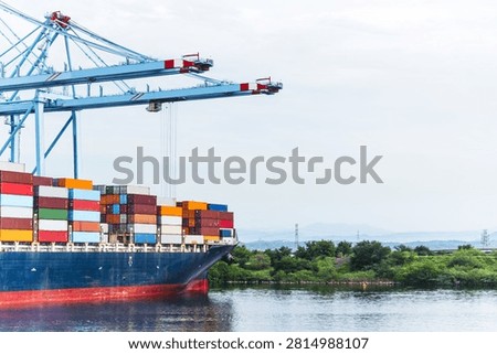 Cargo operations at Lázaro Cárdenas container terminal with a large container ship berthed under gantry cranes.