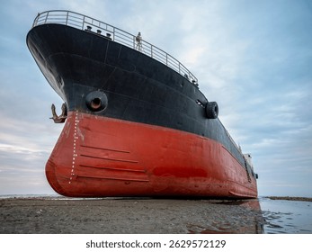 Un barco de carga encalló en la costa después de un tifón. El barco varado es un gran riesgo de contaminación marina.