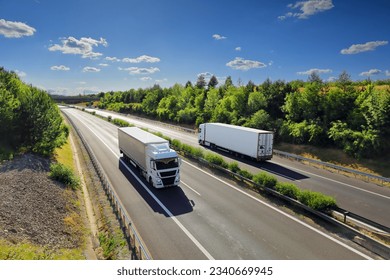Camión de carga conduciendo a través del paisaje al atardecer