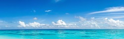 Karibské Panorama Havajské Maldijské Bahamské Pobřeží S Lodí V Tyrkysové Tropické Moře. Siladen Tyrkysová Tropický Ráj Ostrov V Indonésii Krajinné Panorama. Panorama Mořských Vln.