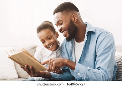 Black parent reading to child Images, Stock Photos & Vectors | Shutterstock