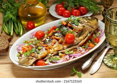 Karpfen mit Gemüse gebacken. Fisch mit Gemüse