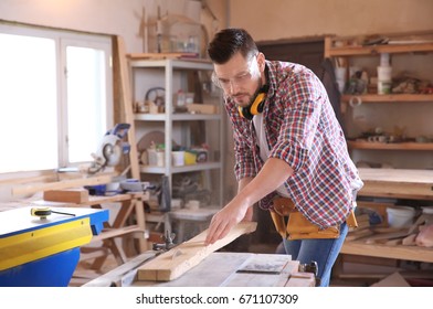 Schnittholz der Tischlerei in der Werkstatt