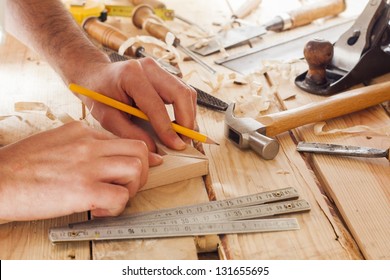 Tischlerarbeiten, Hammer, Meter- und Schraubenzieher auf Bauhintergrund