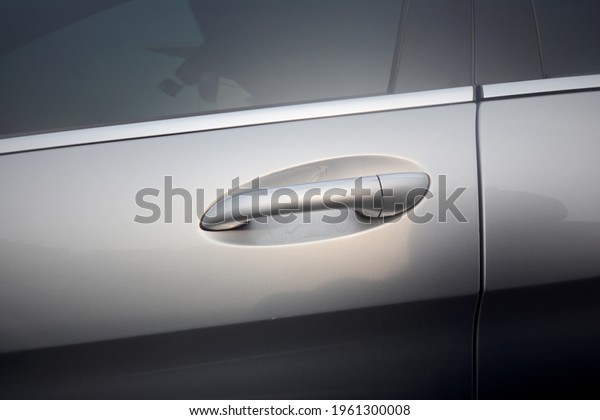   The car's car door handle on the road, select
focus on the handle.