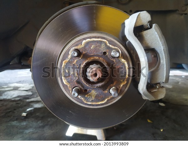 car\'s disc brake is\
repaired