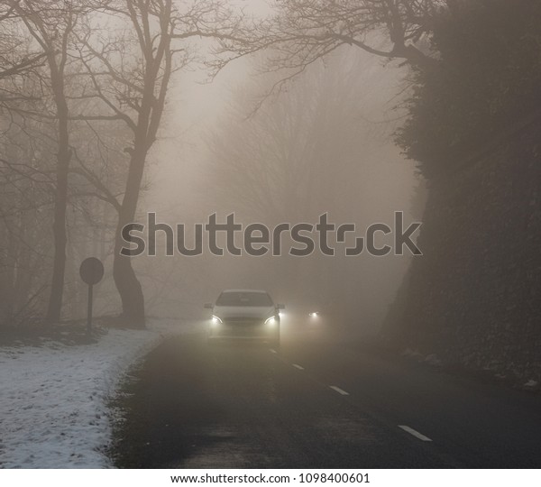 山道に霧のある車 の写真素材 今すぐ編集
