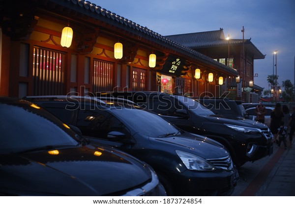 Cars in front\
Restaurant Chinesse Food