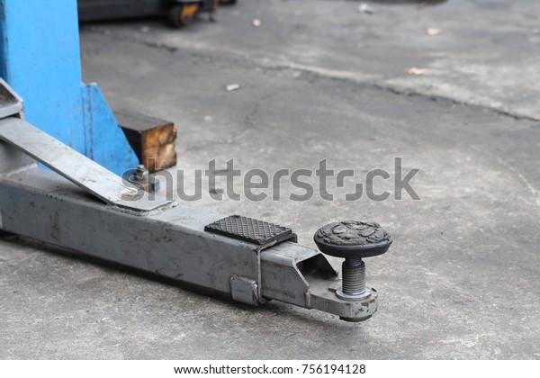 Car\'s lift tool in\
garage