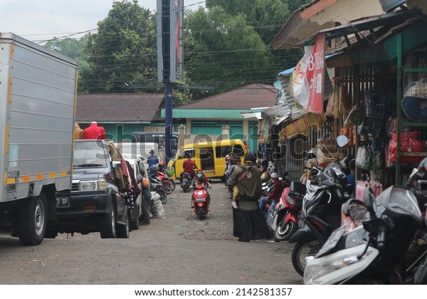 cars and
motorbikes parked in traditional
markets
