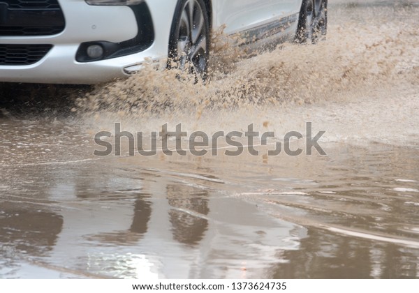 Cars over\
dirty wateraround  Splash of dirty\
water