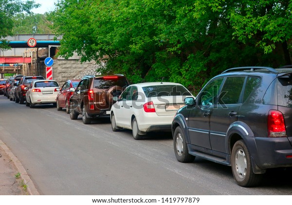 cars stuck in traffic on a narrow\
one-way road in anticipation of the start of\
traffic
