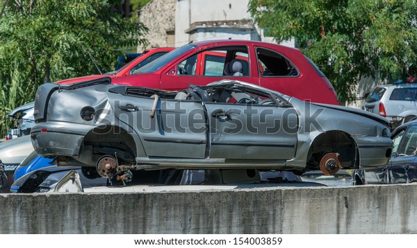 Cars that have\
finished their lives, are now massed for possible recycling in\
whole or in part of them.