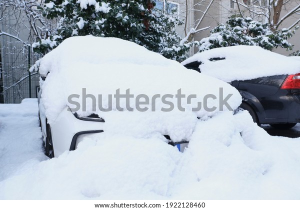Cars under deep snow\
at Istanbul, Turkey.