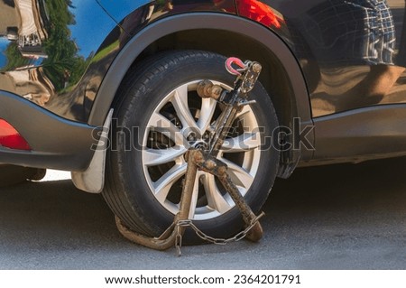 The car's wheel is locked. Towing a car to the penalty parking lot