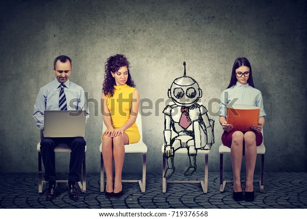 就職面接の希望者と並んで座る漫画ロボット の写真素材 今すぐ編集