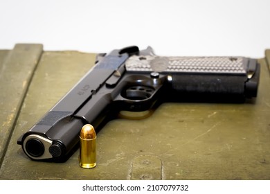 Cartridge caliber 45 acp and pistol model 1911, made in America.