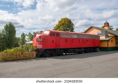 CARVER, USA - OCT. 13, 2019: EMD F3A Diesel Locomotive On Edaville Railroad In Edaville Family Theme Park, Carver, Massachusetts MA, USA. 