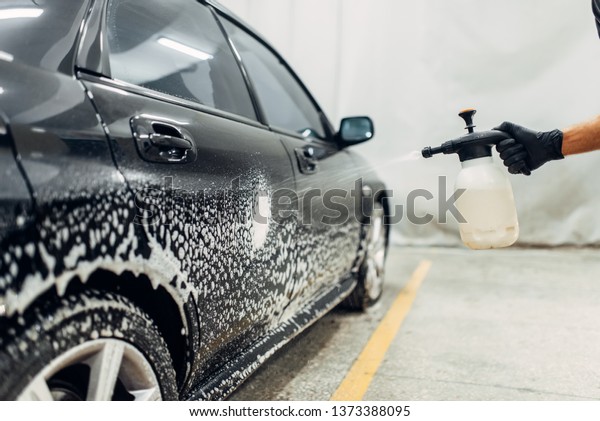 Carwash,\
cleaning the wheels with a special\
agent