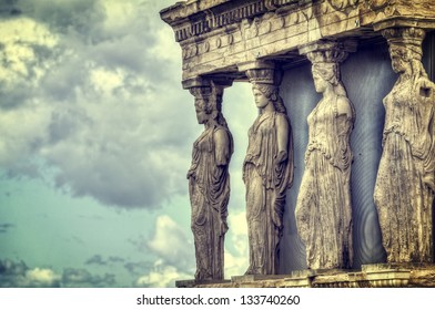 Cariatidi in Erechtheum dall'Acropoli ateniese, Grecia