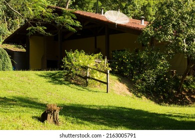 Casa da fazenda setor rural. Casa da Fazenda imóvel antigo. A Casinha rural típica do interior em contato com a natureza.