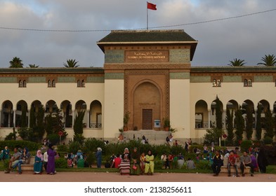 Casablanca, Morocco - August 10, 2014: People In Place Mohammed V (Mohammed V Square), In Front Of The Tribunal De Première Instance (Court Of First Instance) - Palais De Justice (Palace Of Justice).