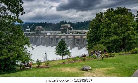 Cascade Locks, Oregon, USA - June 28th 2018: Bonneville Dam On The Columbia River Was Built During The Great Depression. It Is A Place Appreciated By Tourists And Locals With Picnic Tables