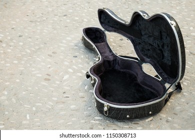 Case That Open Musician Street Musician Guitar To Receive Money