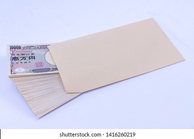 The cash which was in the envelope.
日本銀行券=Bank of Japan note
壱万円=10000 yen
国立印刷局製造=National Printing Bureau production
The red seal is written as 