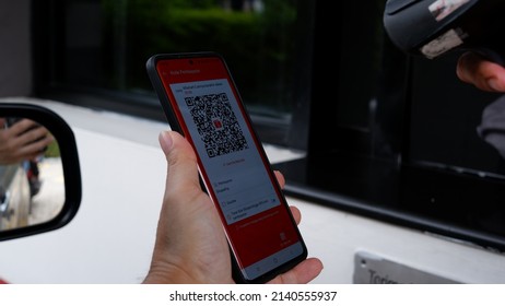 Cashier Scan Qr Code On Smartphone Stock Photo 2140555937 | Shutterstock