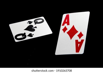 Casino Black Jack spielt Karten auf schwarzem Hintergrund