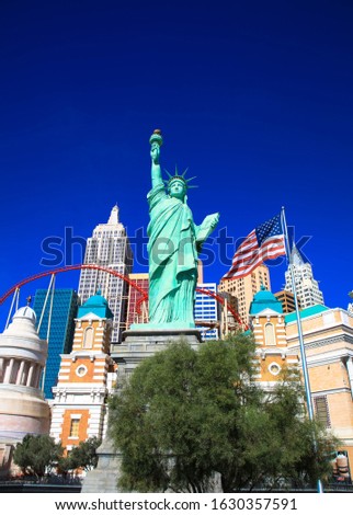 Casino in Las Vegas, with Replica of the Statue of Liberty 商業照片 © 