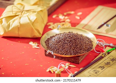Cassia seed, an ancient traditional Chinese medicine herbal medicine, is placed on the weighing pan，