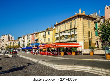 Cassis, France - August 2021 : Tourist Family Queuing At The Entrance Of A Restaurant On The Port Of Cassis