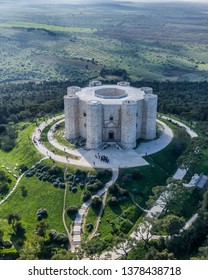 カステルデルモンテプグリアイタリア空中無人偵察型中世城 の写真素材 今すぐ編集