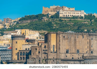 Castel Sant'Elmo y Castel Nuovo en Nápoles, Italia.