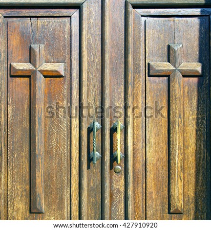 castellanza blur lombardy   abstract   rusty brass brown knocker in a  door curch  closed wood italy   cross
