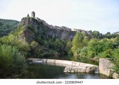 Castellfollit De La Roca, A Charming Town In La Garrotxa